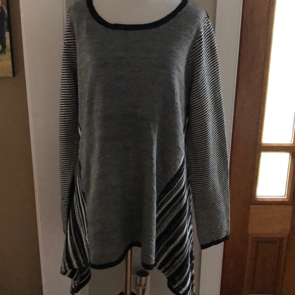 New Direction Black and White Lg Swing sweater